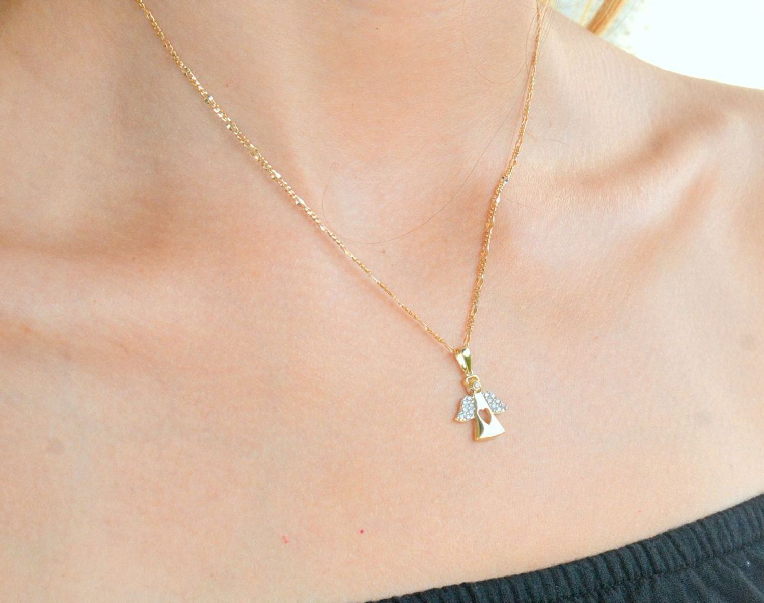 Złota zawieszka 375 aniołek biżuteryjny z cyrkoniami ZA 6787 375. Złota zawieszka 375. Złoty wisiorek aniołek z cyrkoniami. Złota zawieszka damska. Zawieszka damska aniołek próby 375. Złota zawieszka na prezent..jpg